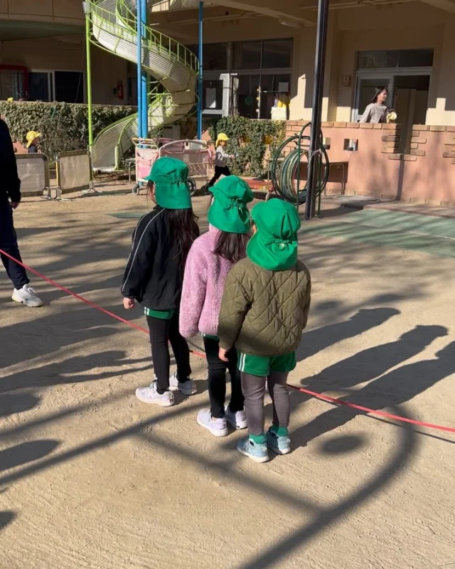 今週は春を感じさせるような暖かな陽気ですね。子どもたちはそれぞれ好きな遊びを楽しんでいます。
幼児組さんは体操教室の日でした。3歳児さんは揺れている縄をぴょんと飛び越えることに挑戦。4歳児さんは3人で長縄を飛んでいます。
5歳児さんは発表会でも披露しましたが、今日はみんな前飛びに挑戦しました。子どもたちの笑い声が心地よかったです。
 #ますおか体操教室
