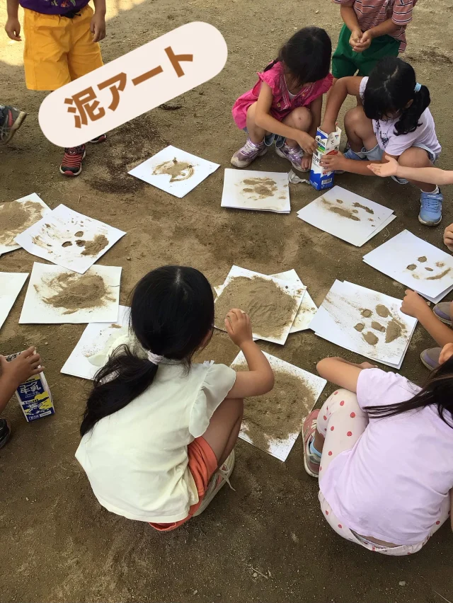 美術の日で、いつも泥団子作りで親しんでいる「サラ粉」を糊と混ぜて絵の具の要領で泥アートをしました。
画用紙に泥を塗ると「もっとサラ粉を上からかけないと固まらないよ！」という声もあり、途中から外での活動となりました。
乾かすには、①誰にも触られなくて②日がよく当たる場所という条件を満たしている場所を見つけて、みんなで試行錯誤しながら置いている姿もなんとも可愛かったです❤️
素敵なお面ができました✨✨✨